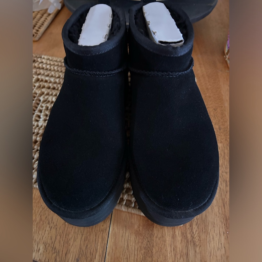 Woman’s Ultra Mini Uggs platform sz 8